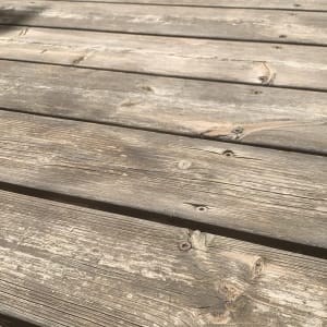 דק עץ עם ברגים חשופים וצללים