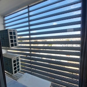 רשת מתכת על חלון למניעת כניסת יונים