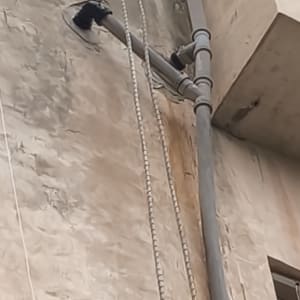 צינור על קיר חיצוני של בניין