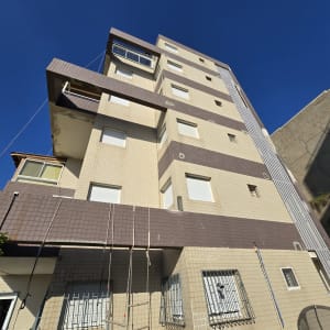 בניין גבוה עם חבלים וסולמות לעבודה בגובה