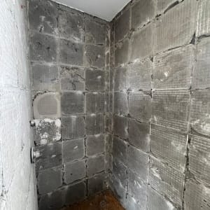 קיר בלוקים בחדר בשיפוץ עם שקי חול