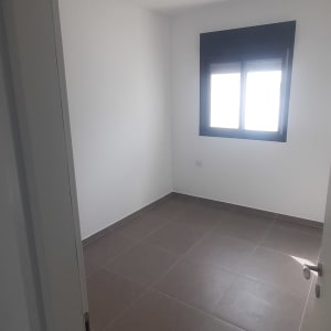 חדר ריק עם קירות לבנים ותקרה לבנה