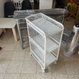 חדר עם רהיטים עטופים בניילון ושני אנשים