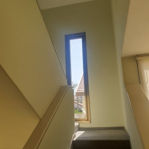 גרם מדרגות עם קירות צבועים בצבע בהיר