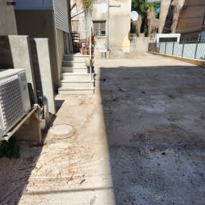 עציצים על מדרגות ליד קיר חיצוני