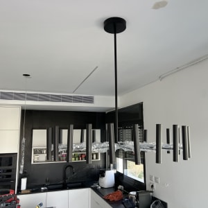 נברשת תלויה עם צינורות מתכת במטבח מודרני