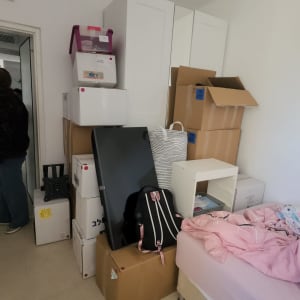 חדר עם קופסאות ארוזות ומיטה