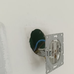 חוטי חשמל בקיר עם תושבת מתכת