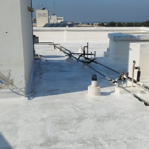 גג אטום עם צינורות ומרזבים