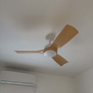 מאוורר תקרה מותקן בחדר עם מזגן