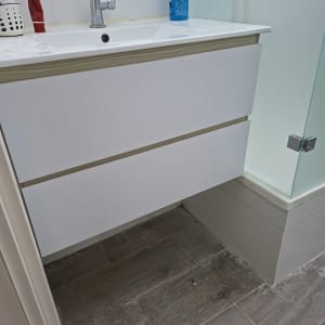 כיור אמבטיה עם ברז ומגירות, בקבוק סבון נוזלי