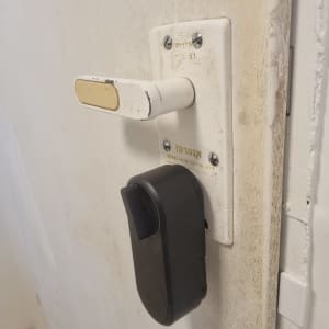 ידית דלת לבנה עם מנעול שחור