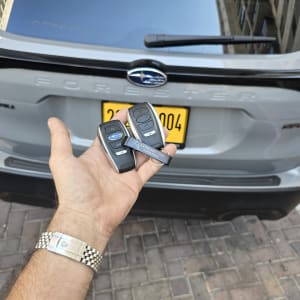 מפתחות רכב מול רכב סובארו חונה