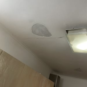 תיקון תקרה עם טיח ופלסטיק מגן