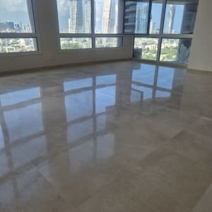 רצפה מבריקה עם חלונות גדולים ונוף עירוני