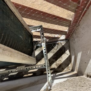 רשת מתכת מותקנת למניעת כניסת יונים