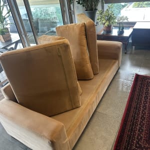 ספת בד מרופדת בגוון חרדל לאחר ניקוי בבית הלקוח