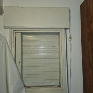 תריס חלון עם כיסוי פלסטיק לבן