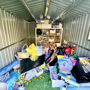 מחסן עם מדפים מלאים בקופסאות ופריטים שונים