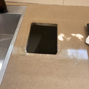 חור בשיש ליד כיור מתכת