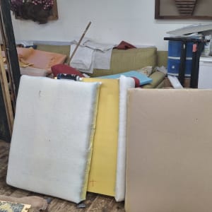 חדר עם ריפוד וחומרים שונים על הרצפה