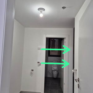 נורה דולקת בתקרה בחדר אמבטיה