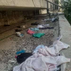 צינורות פלסטיק מחוברים לקיר עם חיבורים שונים