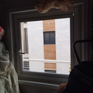 תריסים סגורים על חלון בניין ממול