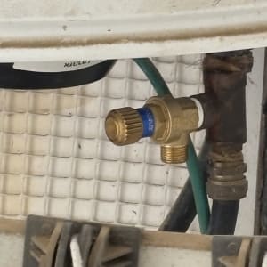 חיבורים וצינורות מתכת במערכת אינסטלציה