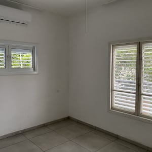 חדר ריק עם חלונות נקיים ורצפה נקייה