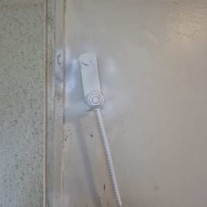 מנעול דלת מתכת עם ידית לבנה