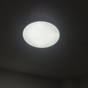 תאורה עגולה מותקנת בתקרה חשוכה