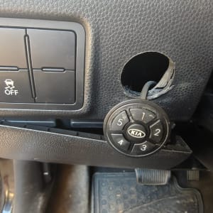 כפתור שליטה ברכב עם לוגו קיה