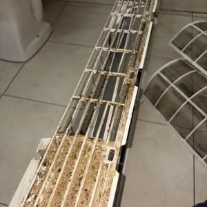 מסנן מזגן מלוכלך על רצפת חדר אמבטיה
