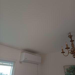 יחידת מיזוג אוויר מותקנת על קיר פנימי