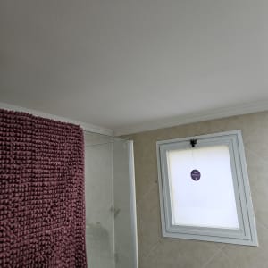 תקרה צבועה בלבן עם סימני תיקון צבע