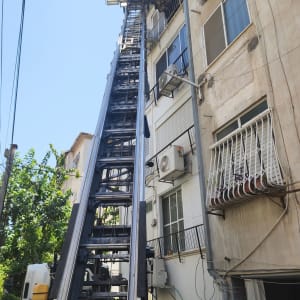 מנוף משאית ליד בניין מגורים