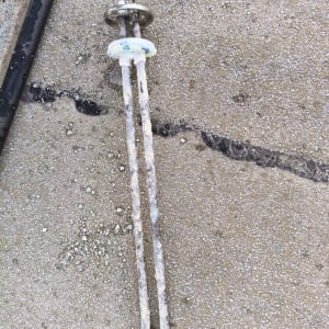 גוף חימום ישן ומלוכלך על רקע בטון