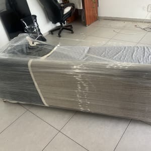 ספה עטופה בניילון מוכנה להובלה
