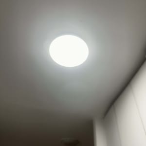 תאורת תקרה עגולה בחדר פנימי