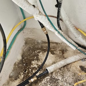 צינורות וחיבורים מתחת לכיור