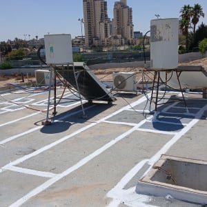 גג עם מערכות חימום ומערכות איטום נראות בבירור