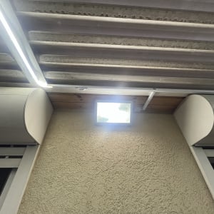 תאורה ותקרה עם צינורות חשמל