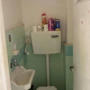 אסלה, כיור קטן, צינור מים, מיכל הדחה