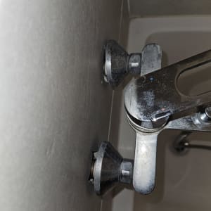 ברז אמבטיה עם סימני חלודה ונזילה אפשרית