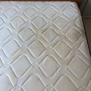 מזרן עם כתמים לפני ניקוי