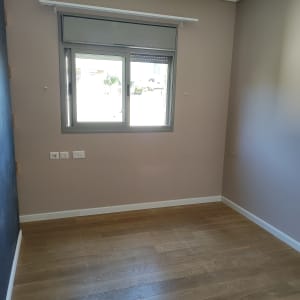 קיר צבוע בצבע כחול כהה בחדר ריק