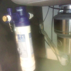 מסנן מים מתחת לכיור עם צנרת וחיבורים