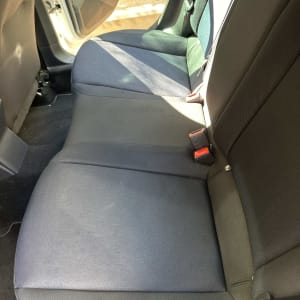 מושב רכב נקי עם ריפוד כהה