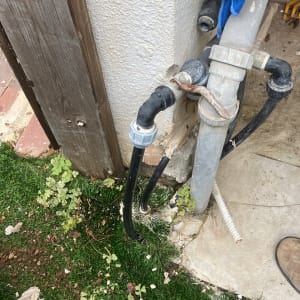 צינורות מים מחוברים לקיר עם ברזים